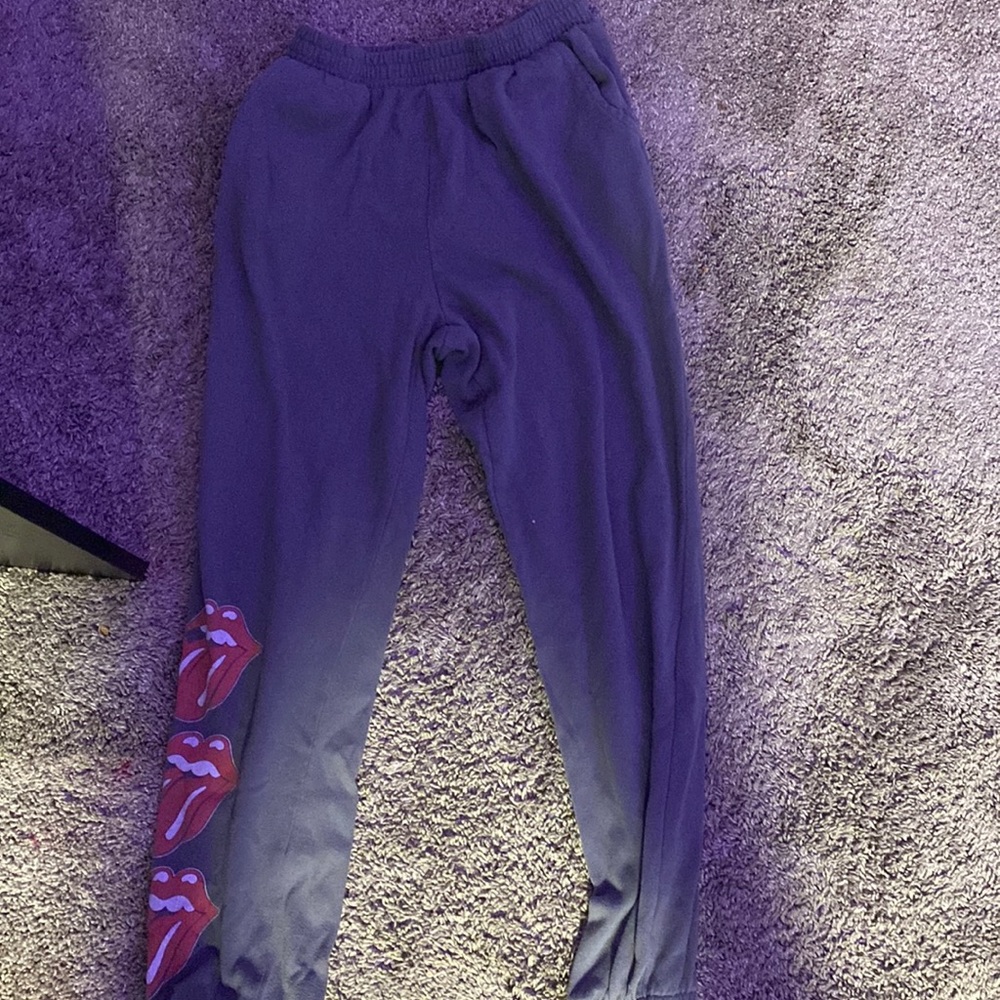 I’m selling these really comfy sweatpants there is nothing wrong with them.